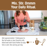 OM MUSHROOM SUPERFOOD lata junto a cuchara para comparar tamaño y porciones