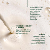 OM MUSHROOM SUPERFOOD batido de vainilla servido en vaso para energía post-entreno