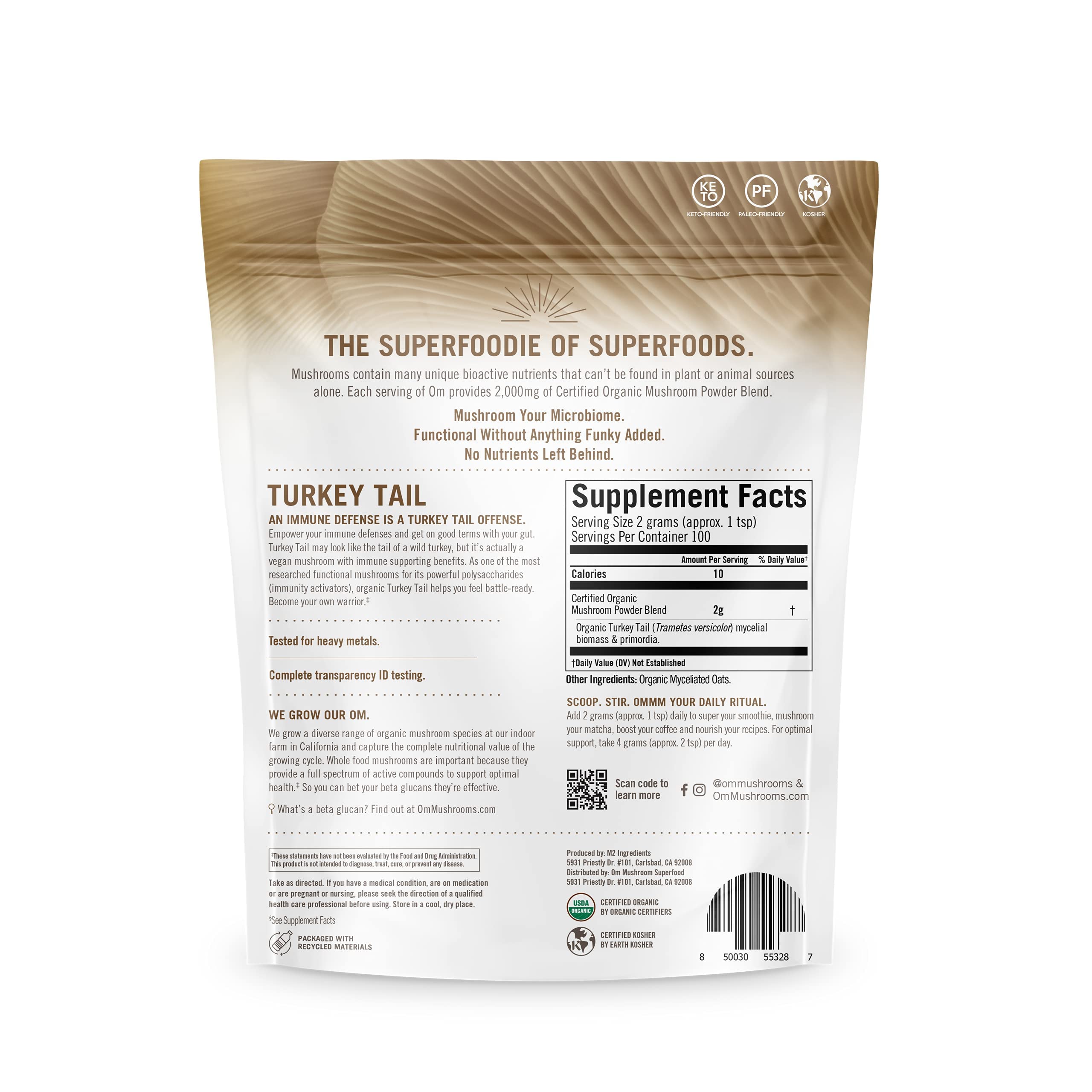 OM MUSHROOM SUPERFOOD pouch junto a fruta para referencia de tamaño