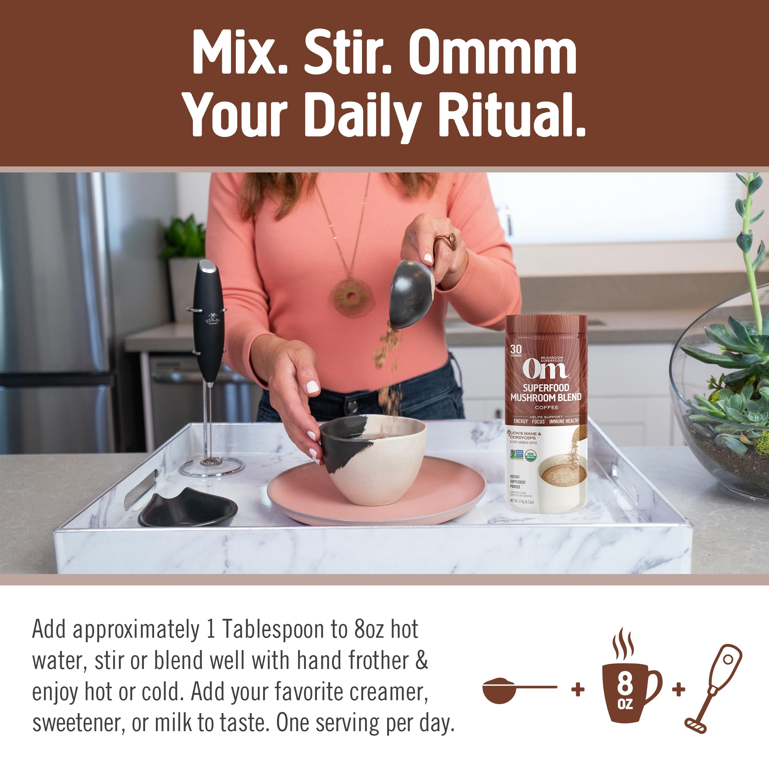 OM MUSHROOM SUPERFOOD taza servida lista para beber, sabor rico