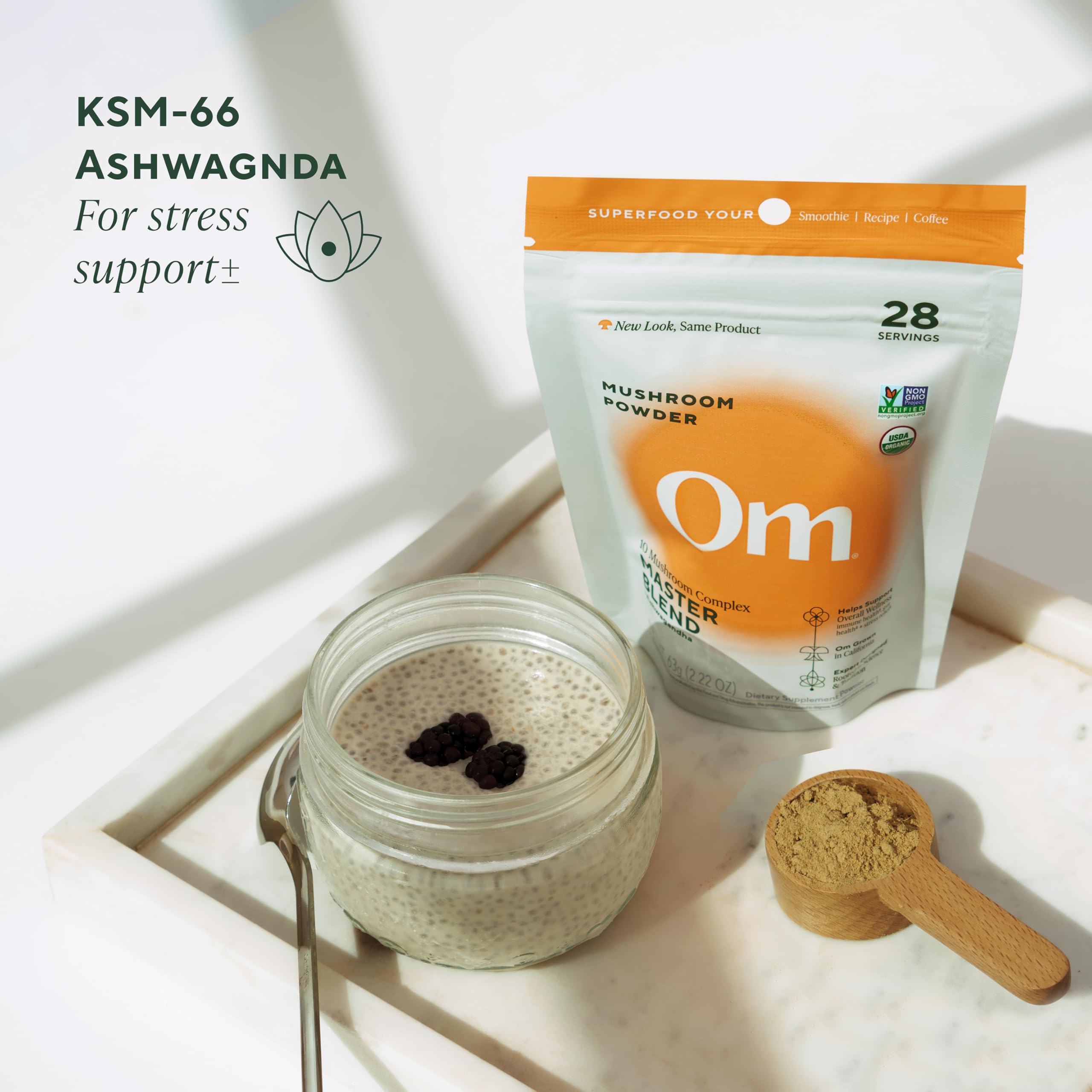 OM MUSHROOMS polvo añadido a batido vegetal nutritivo para digestión y enfoque