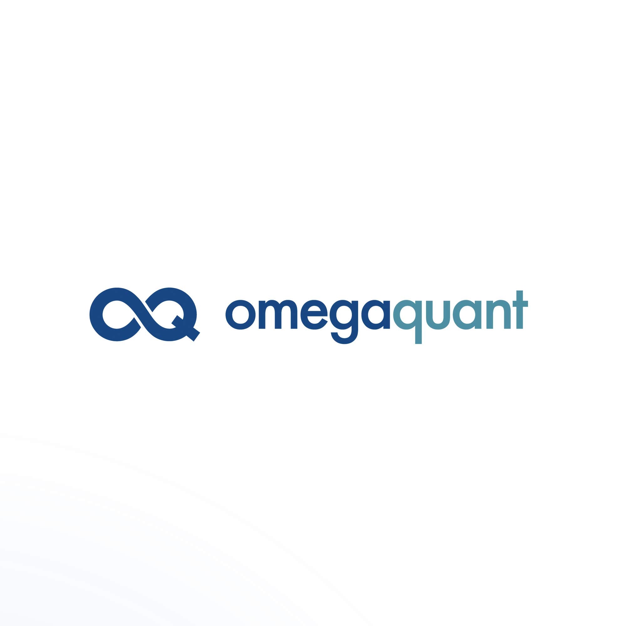 Comparación de tamaño OmegaQuant con mano para mostrar dimensiones y contenido
