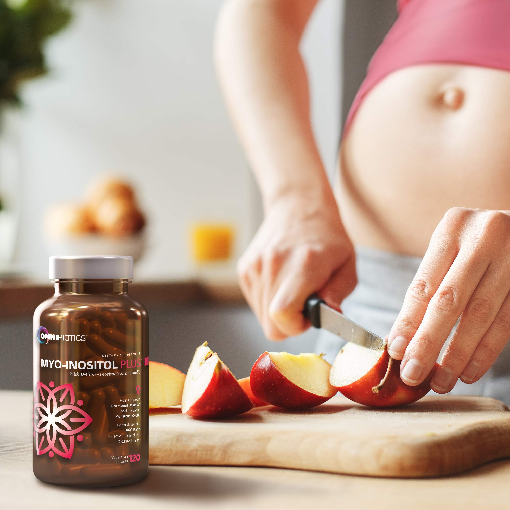 OmniBiotics cápsula en mano para comparar tamaño y facilitar la toma diaria