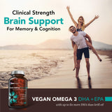 OmniBiotics cápsula en mano para comparar tamaño y dosificación, práctico para uso diario
