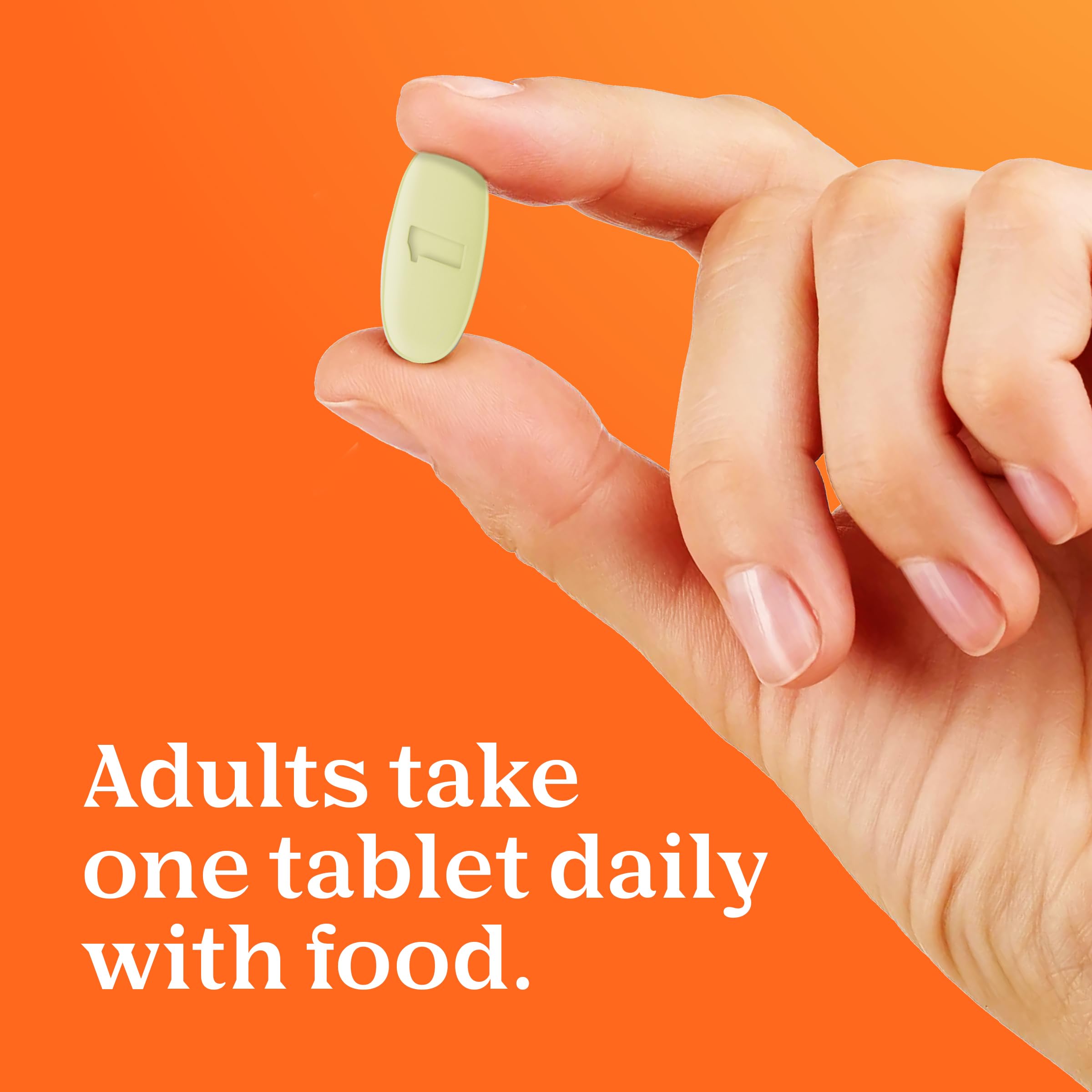 ONE A DAY tableta junto a un vaso, sugiere toma diaria con comida