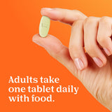 ONE A DAY tableta junto a un vaso, sugiere toma diaria con comida