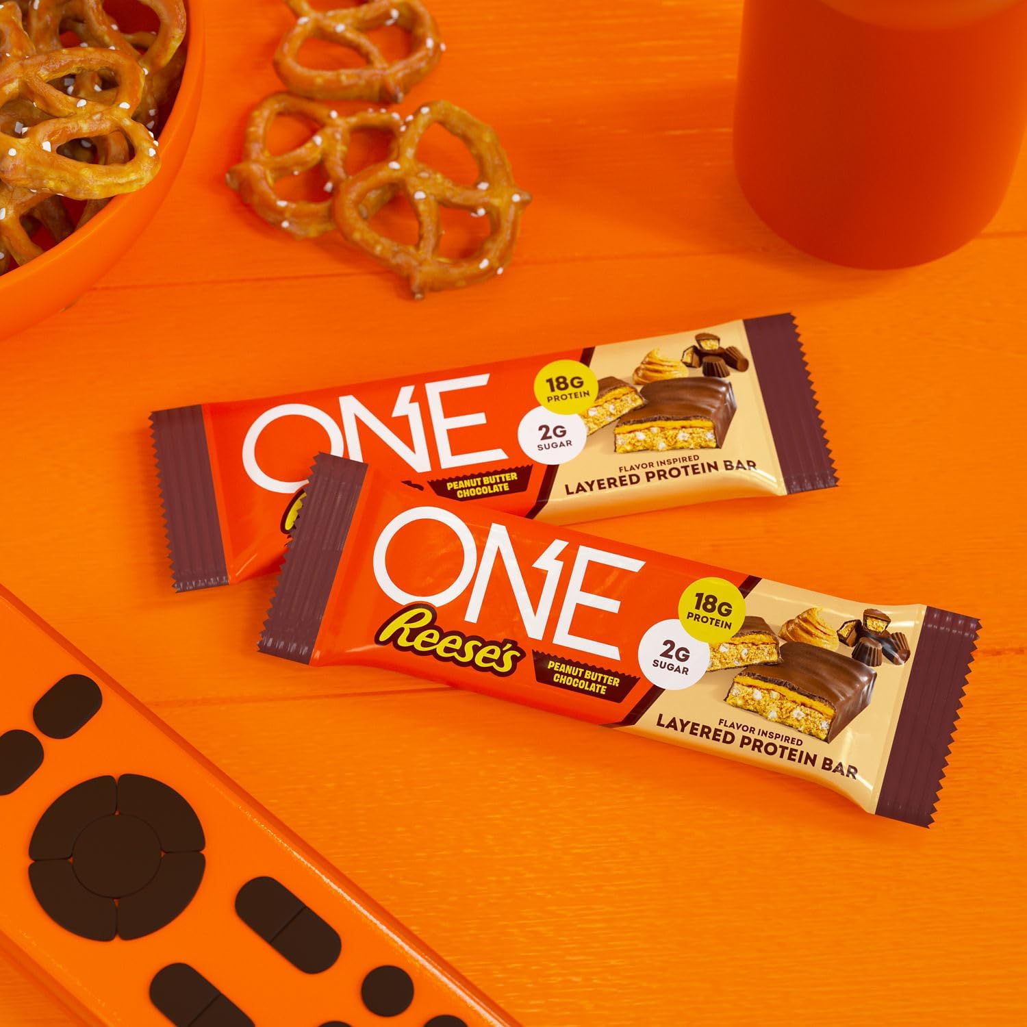 ONE Reese's mano sosteniendo barra para mostrar tamaño práctico para llevar