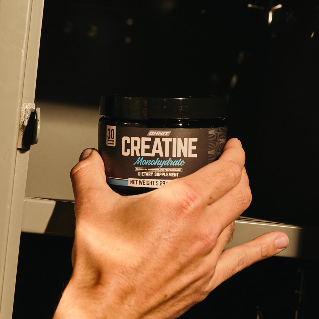 ONNIT creatina escena estilo de vida en mesa resaltando portabilidad y conveniencia