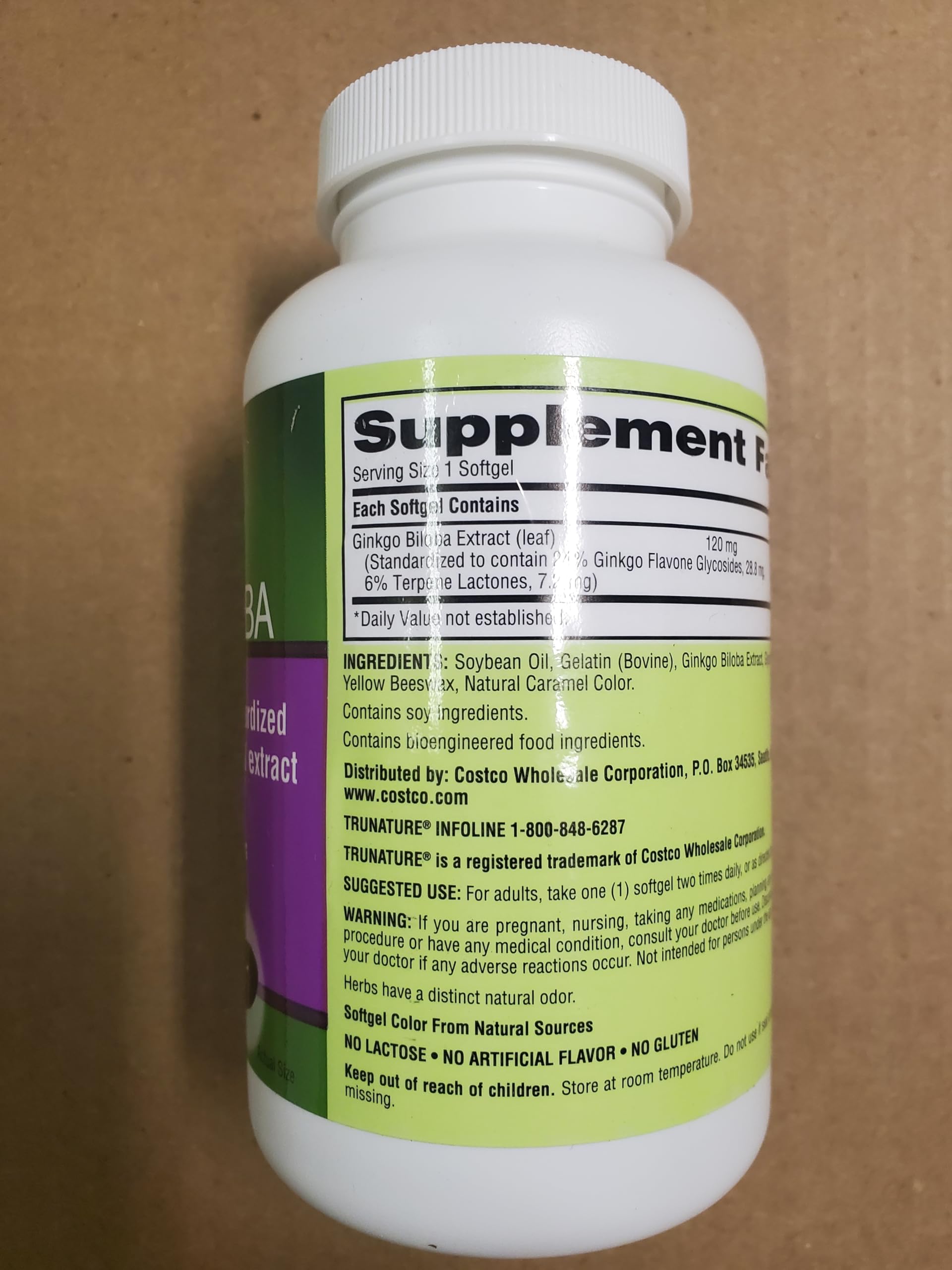 OProCyn ginkgo persona tomando cápsula, integración fácil en rutina diaria