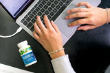 optimind estudiante estudiando con cápsulas para enfoque prolongado