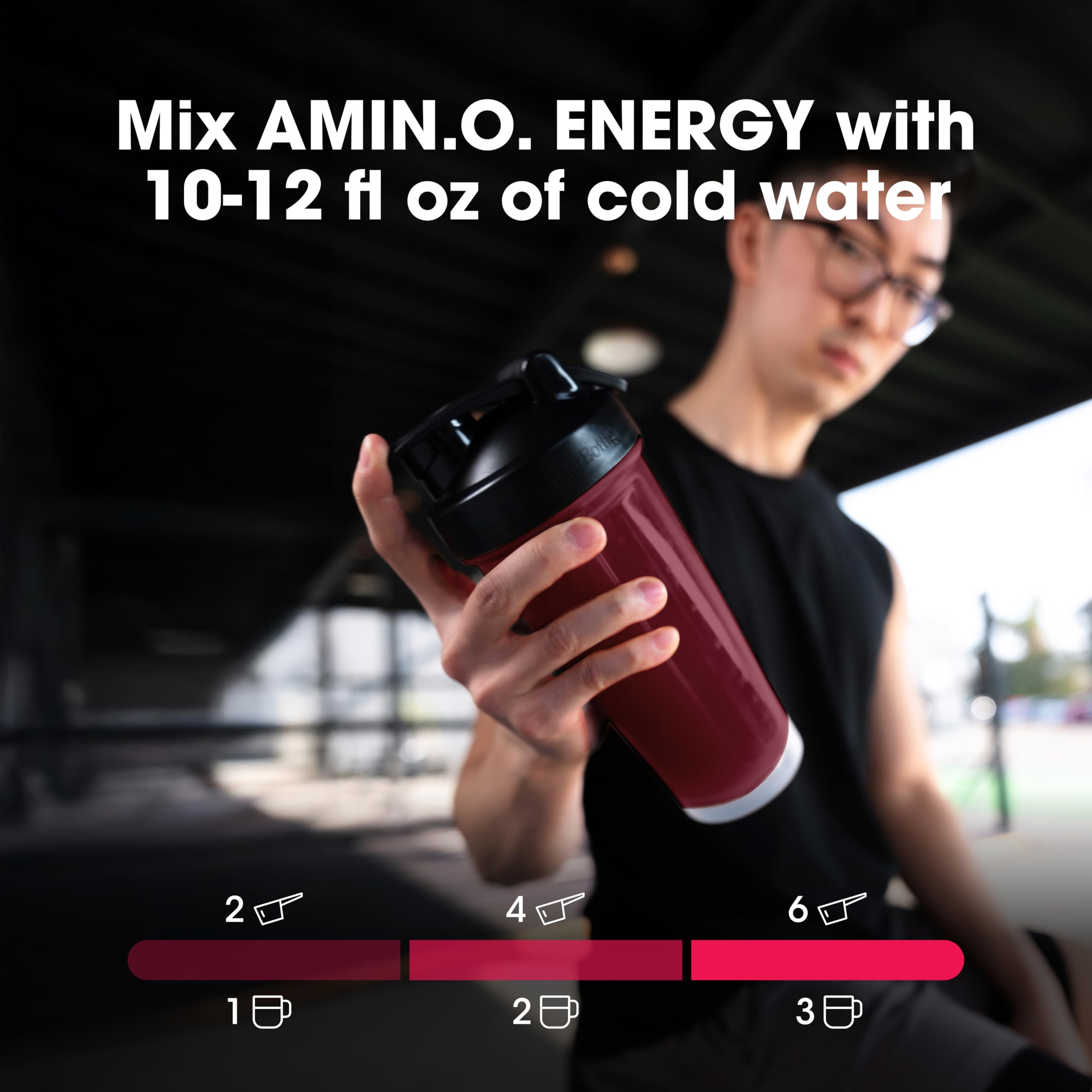 Envase Optimum Nutrition junto a una mano para referencia de tamaño claro