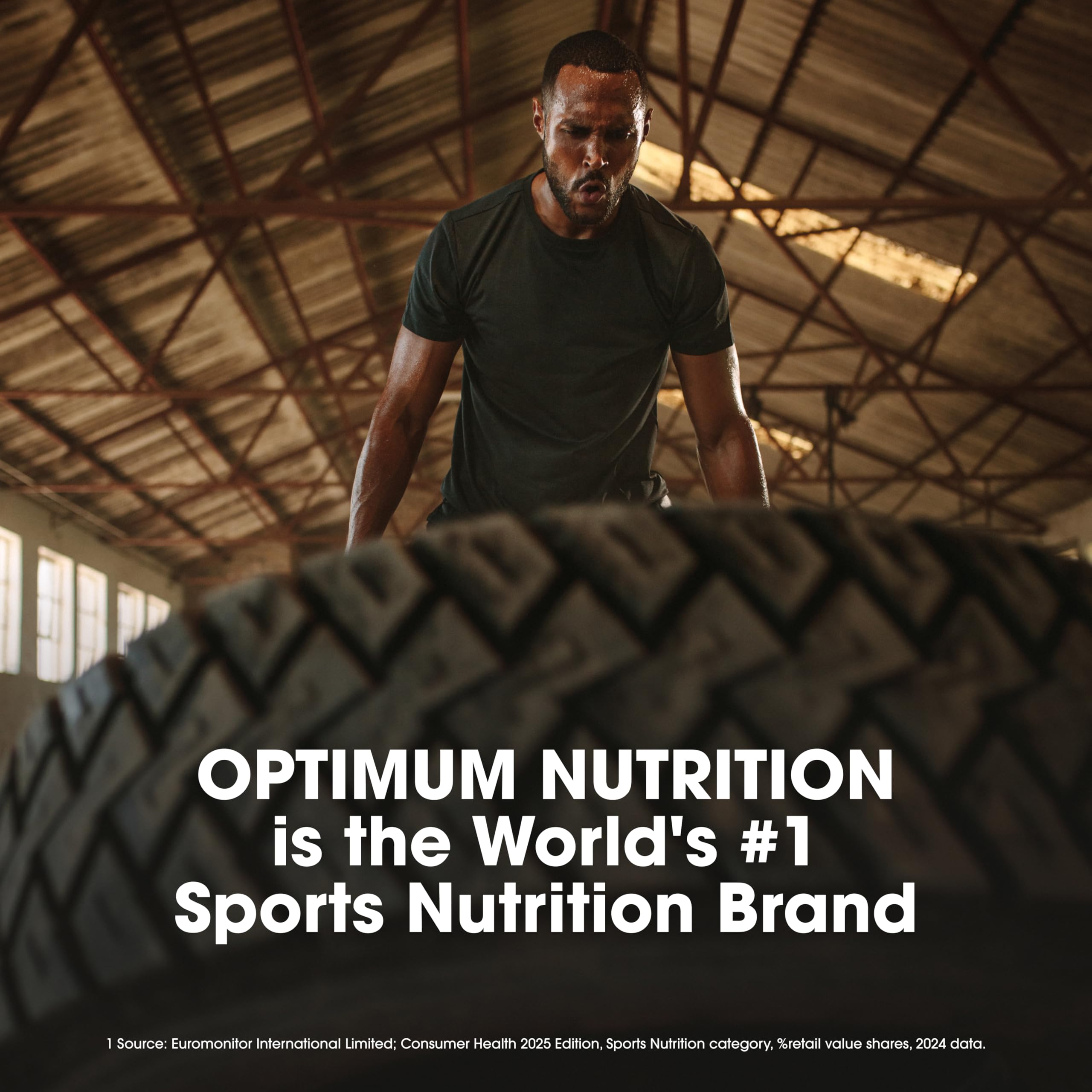 Optimum Nutrition atleta tomando pre-entreno en gimnasio, mejora enfoque.