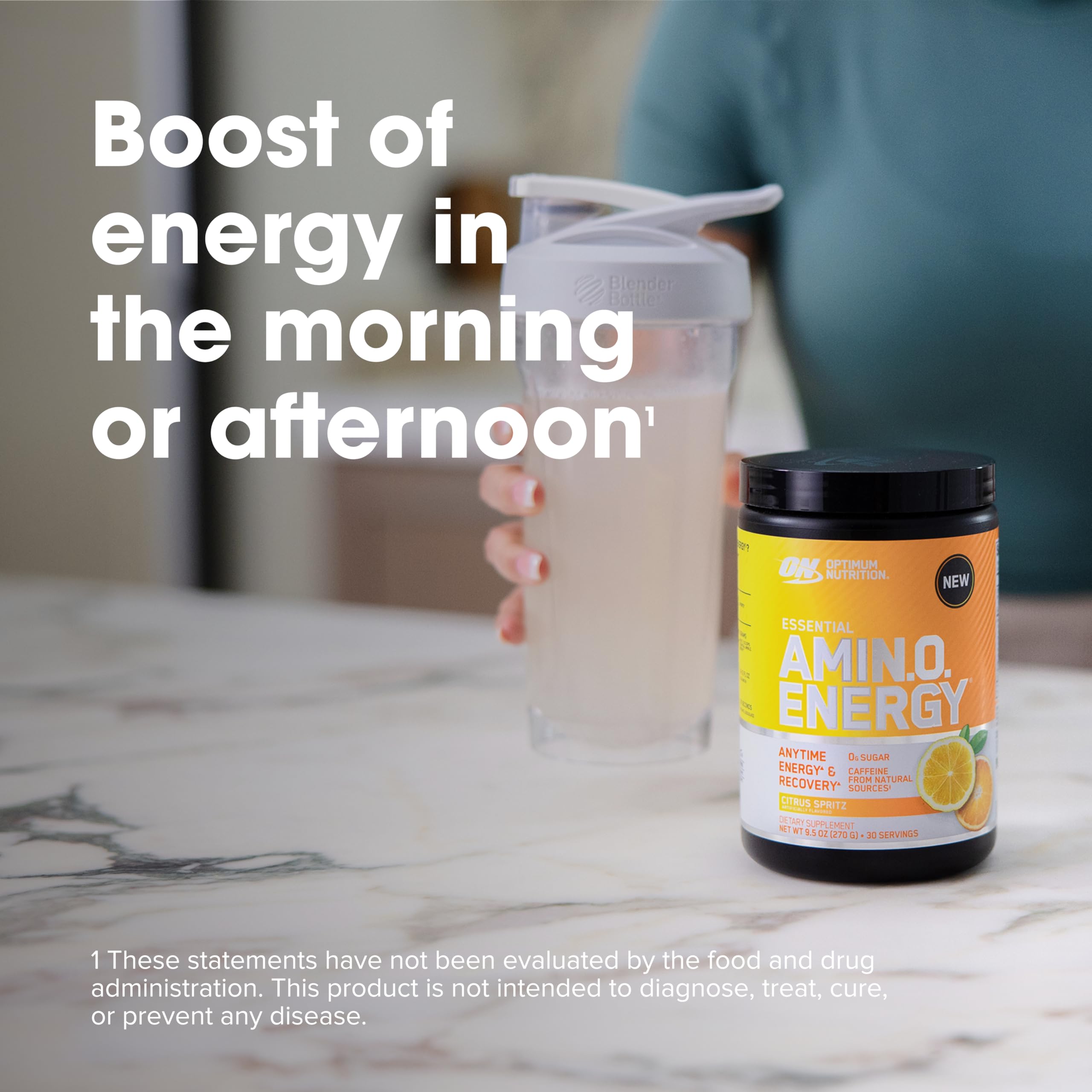 Optimum Nutrition envase junto a una mano para comparar tamaño compacto