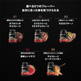 Optimum Nutrition envase sostenido en mano para comparar tamaño y porciones
