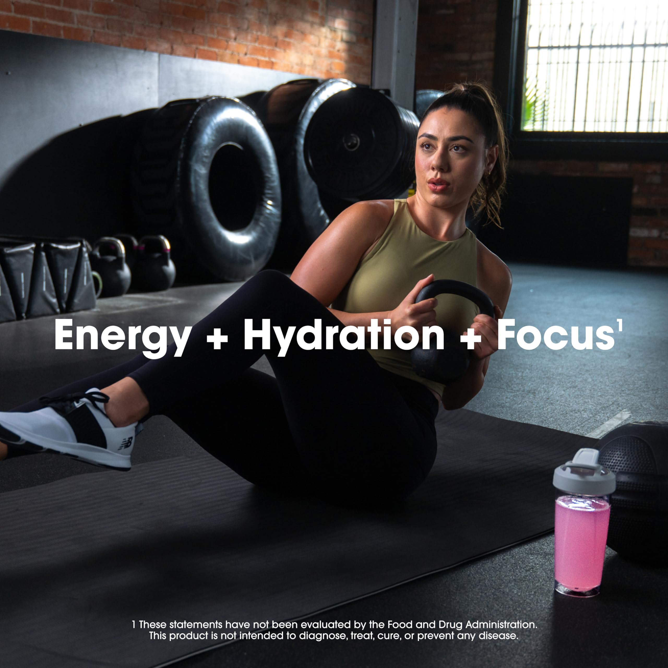 Optimum Nutrition comparación de tamaño con mano para referencia de escala