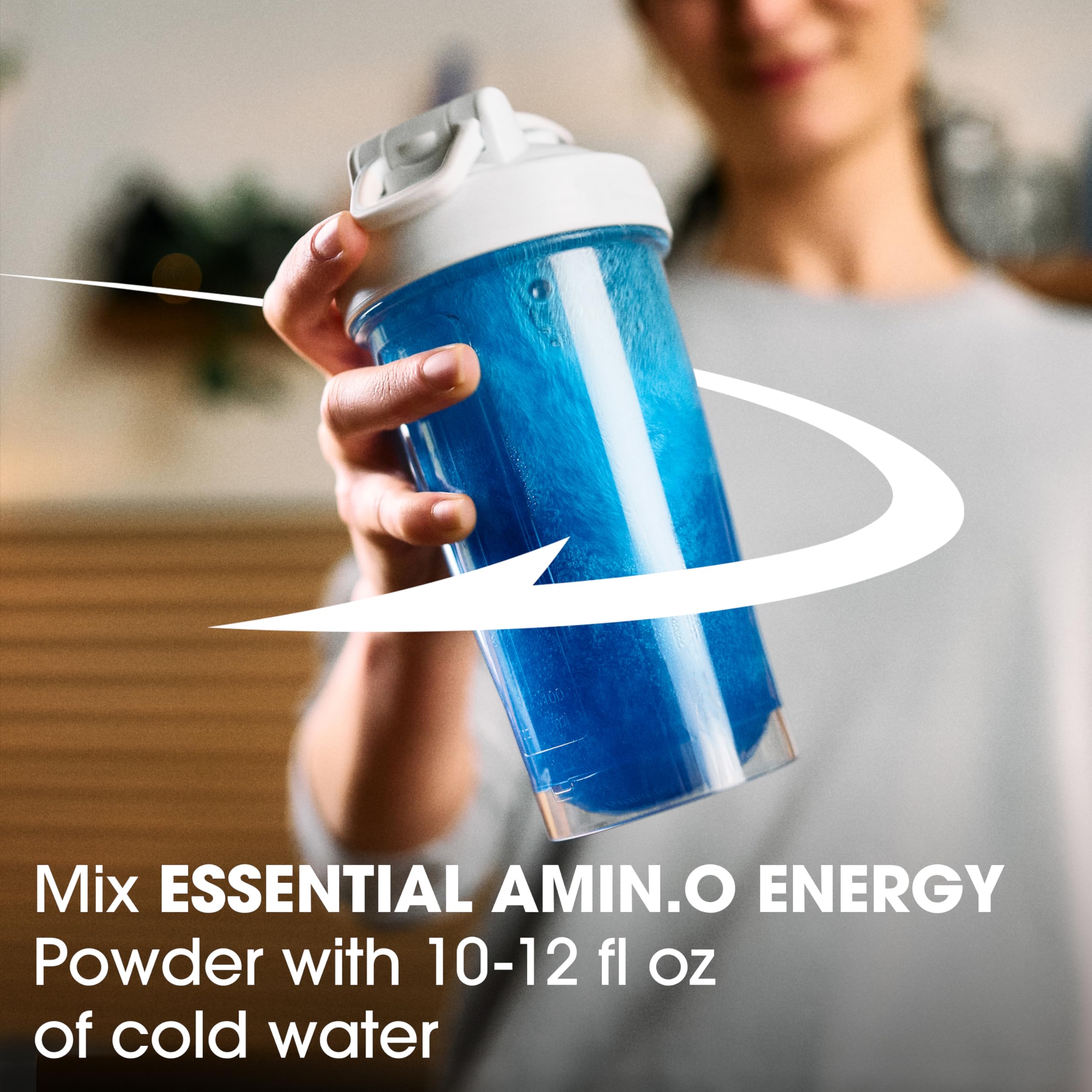 Optimum Nutrition junto a una pesa para comparar tamaño y facilidad de transporte