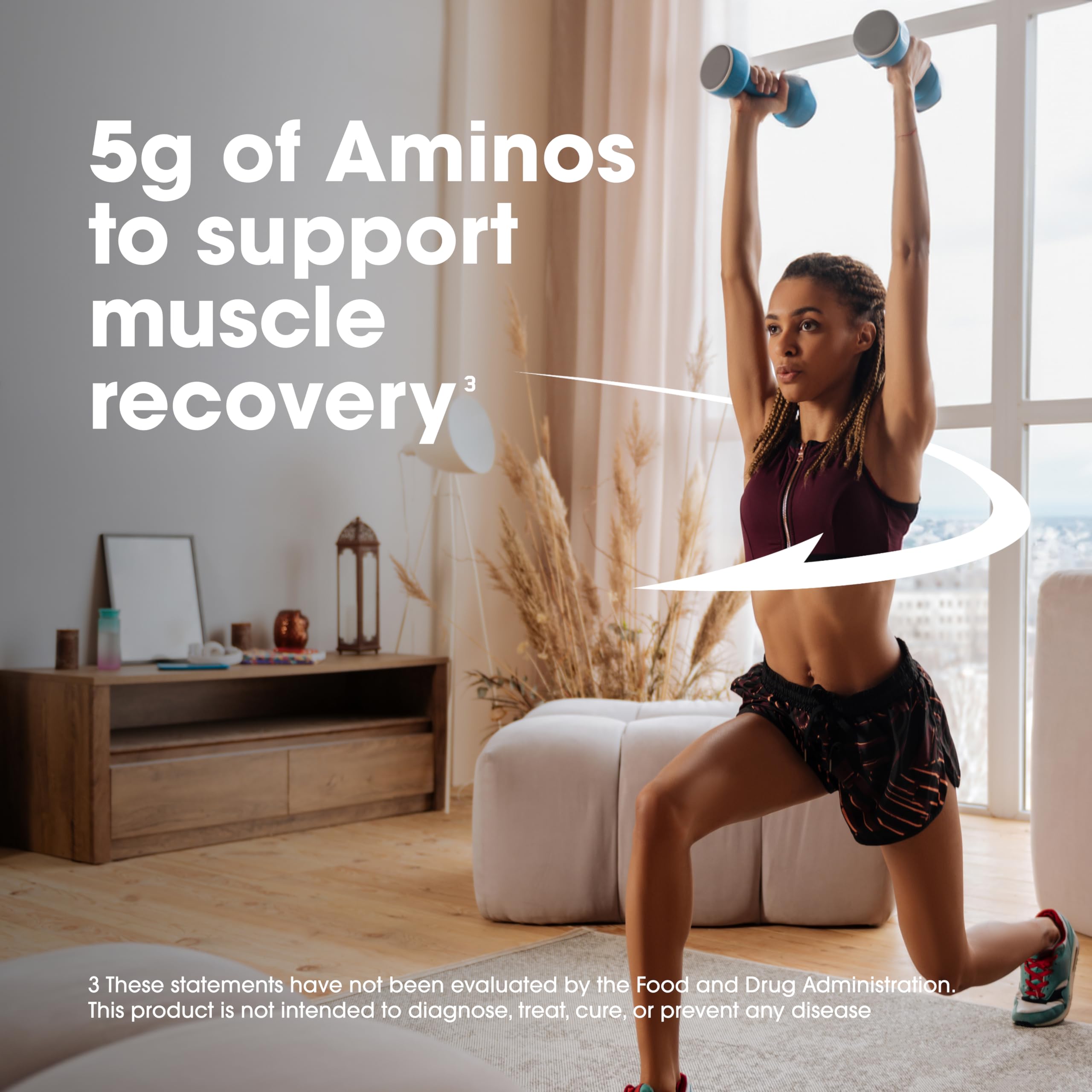 Optimum Nutrition envase junto a una mano para comparar tamaño y porciones