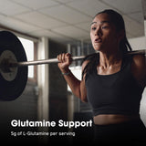 Optimum Nutrition persona en gimnasio tomando cápsula, demuestra conveniencia post-entreno