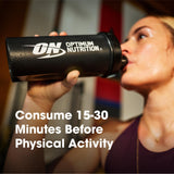 Optimum Nutrition atleta tomando pre-entrenamiento en gimnasio para enfoque