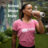 Optimum Nutrition envase en manos para escala, tamaño y porciones visibles