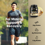 Envase Optimum Nutrition junto a una mano para mostrar escala real