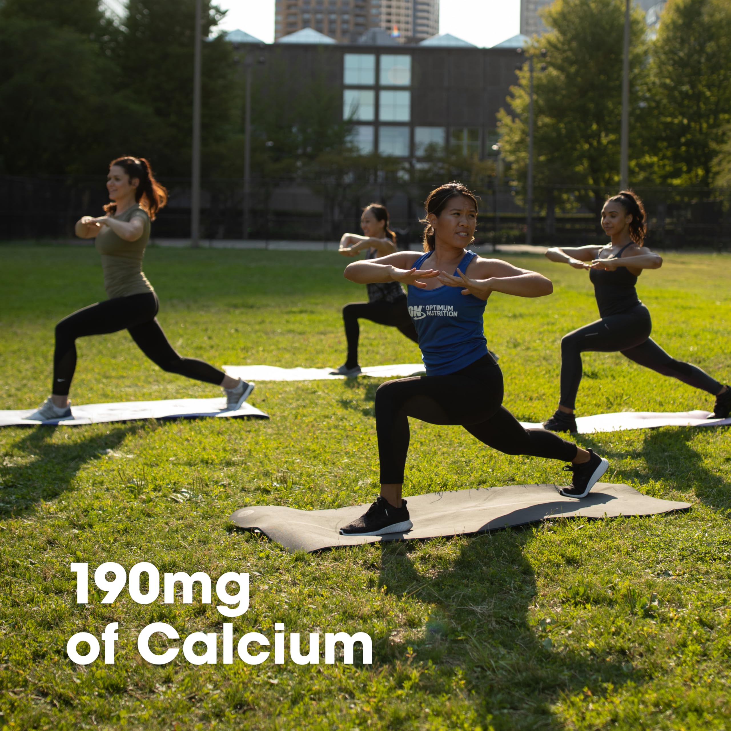 Optimum Nutrition cápsula junto a moneda para comparar tamaño y portabilidad