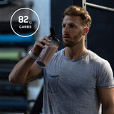 Optimum Nutrition atleta en gimnasio tomando batido tras sesión para reponer