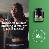 Optimum Nutrition envase junto a una mano para referencia de tamaño