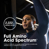 Optimum Nutrition tabletas en mano para comparar tamaño y dosificación