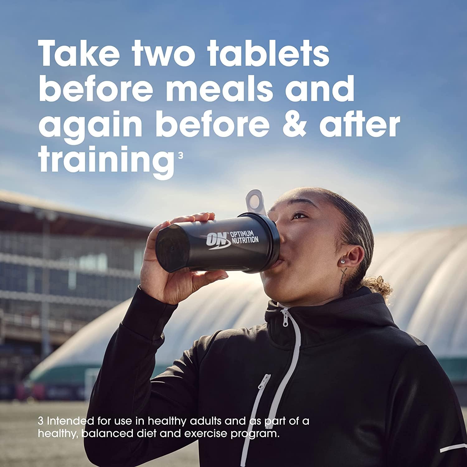 Optimum Nutrition tabletas en la mano ilustrando porción y portabilidad