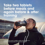 Optimum Nutrition tabletas en la mano ilustrando porción y portabilidad