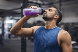Optimum Nutrition comparación de tamaño en mano para referencia de 1.42 lb