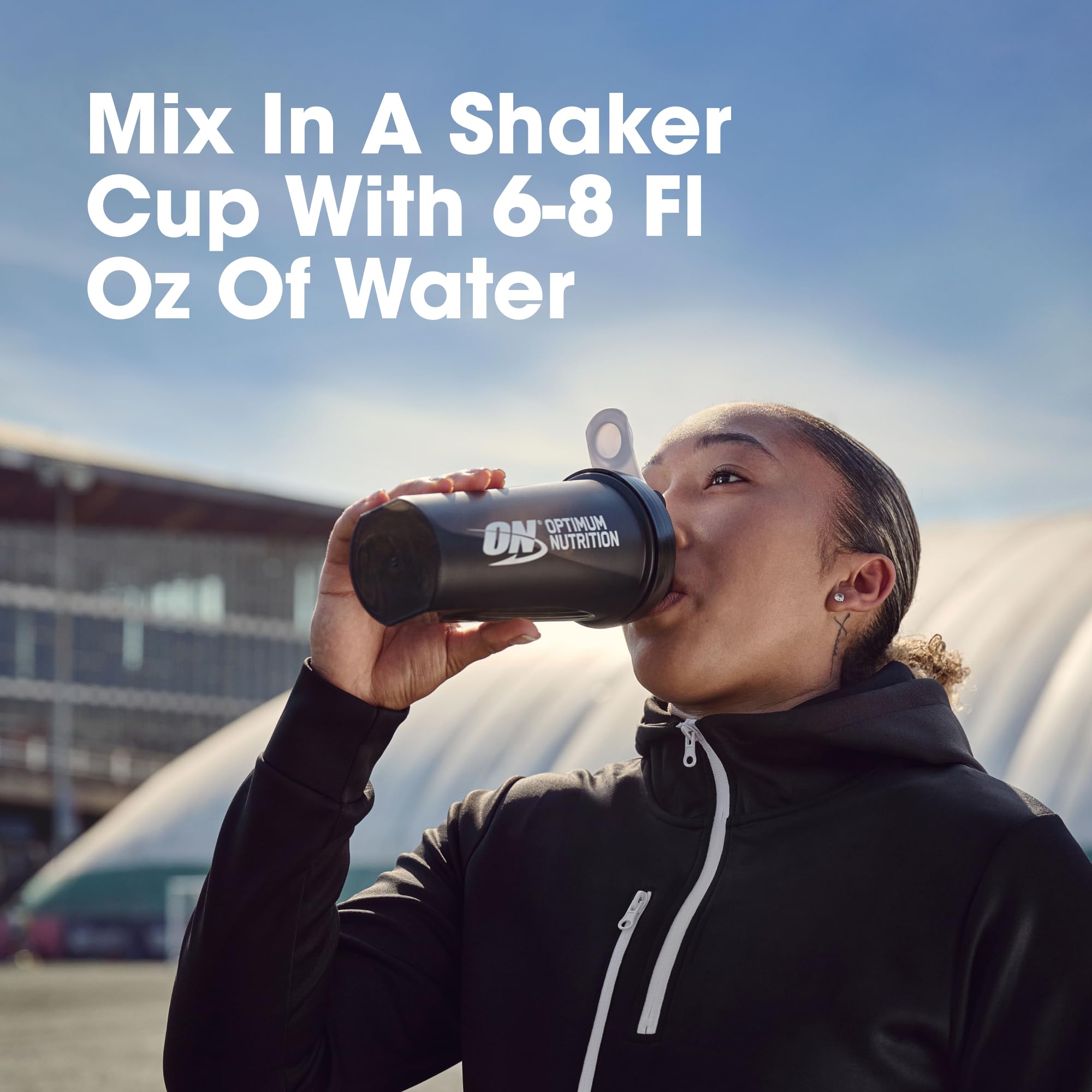 Persona bebiendo Optimum Nutrition tras entrenamiento destacando recuperación y conveniencia