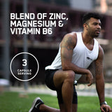 Optimum Nutrition comprimidos junto a un vaso de agua listos para consumo