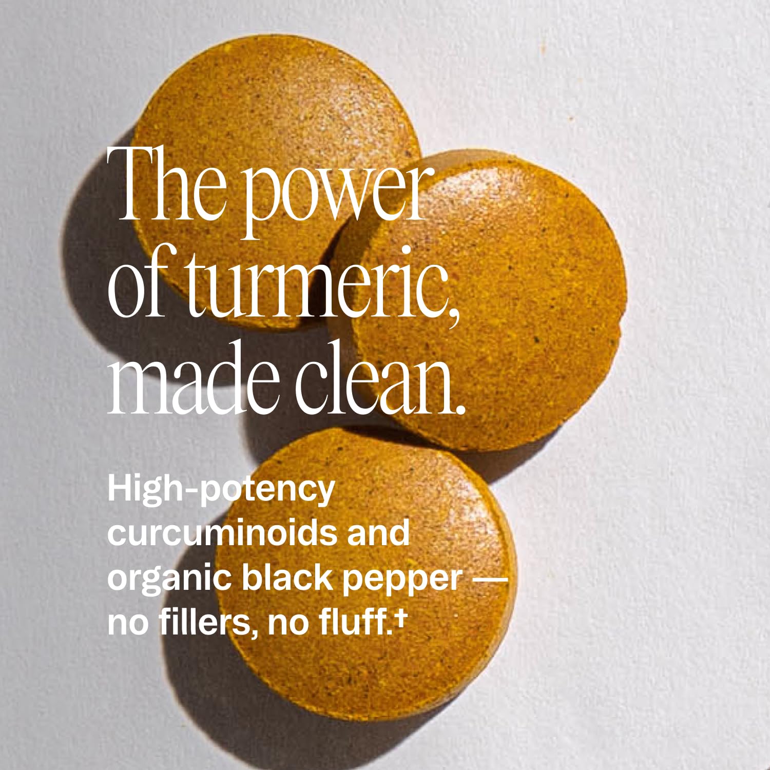 Ingredientes orgánicos de cúrcuma y pimienta junto al frasco Ora Organic