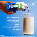 Orgain botella en mano lista para llevar, nutrición práctica sobre la marcha