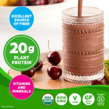 Orgain shaker en mano durante paseo matinal, sustituye una comida práctica