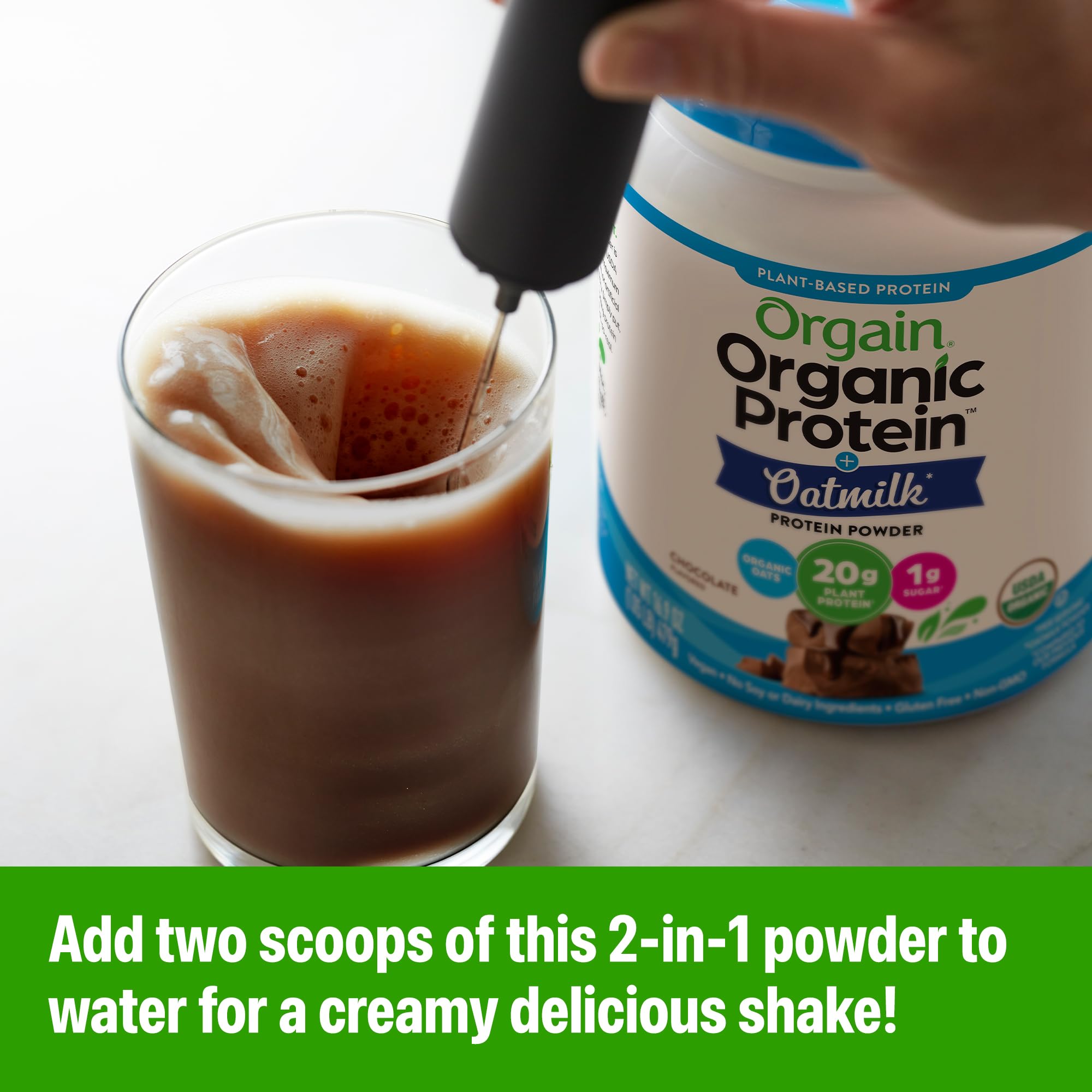 Orgain en licuadora mezclándose con frutas para preparar smoothies energéticos