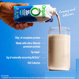 Orgain envase en mano ilustra tamaño práctico para llevar