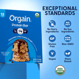Orgain barra en mano para mostrar tamaño portátil y práctico