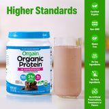Vaso con batido hecho con Orgain Chocolate Fudge mostrando consistencia cremosa y sabor listo para beber