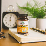 ORGANIC INDIA en ambiente relajado de dormitorio sugiere apoyo al sueño