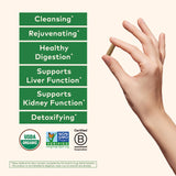 ORGANIC INDIA cápsulas en la mano para dosis diaria práctica