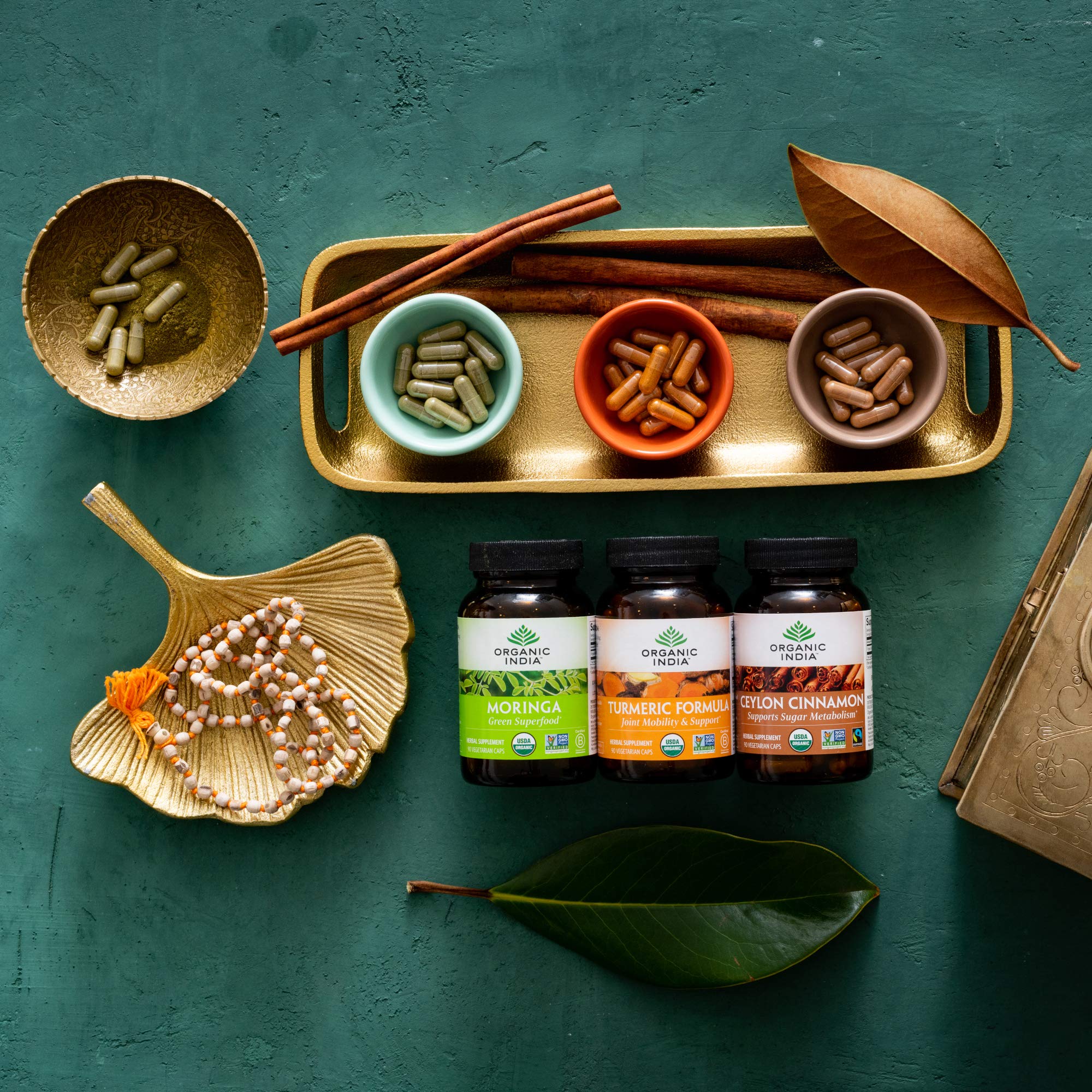 ORGANIC INDIA frasco en cocina moderna sugeriendo integración diaria