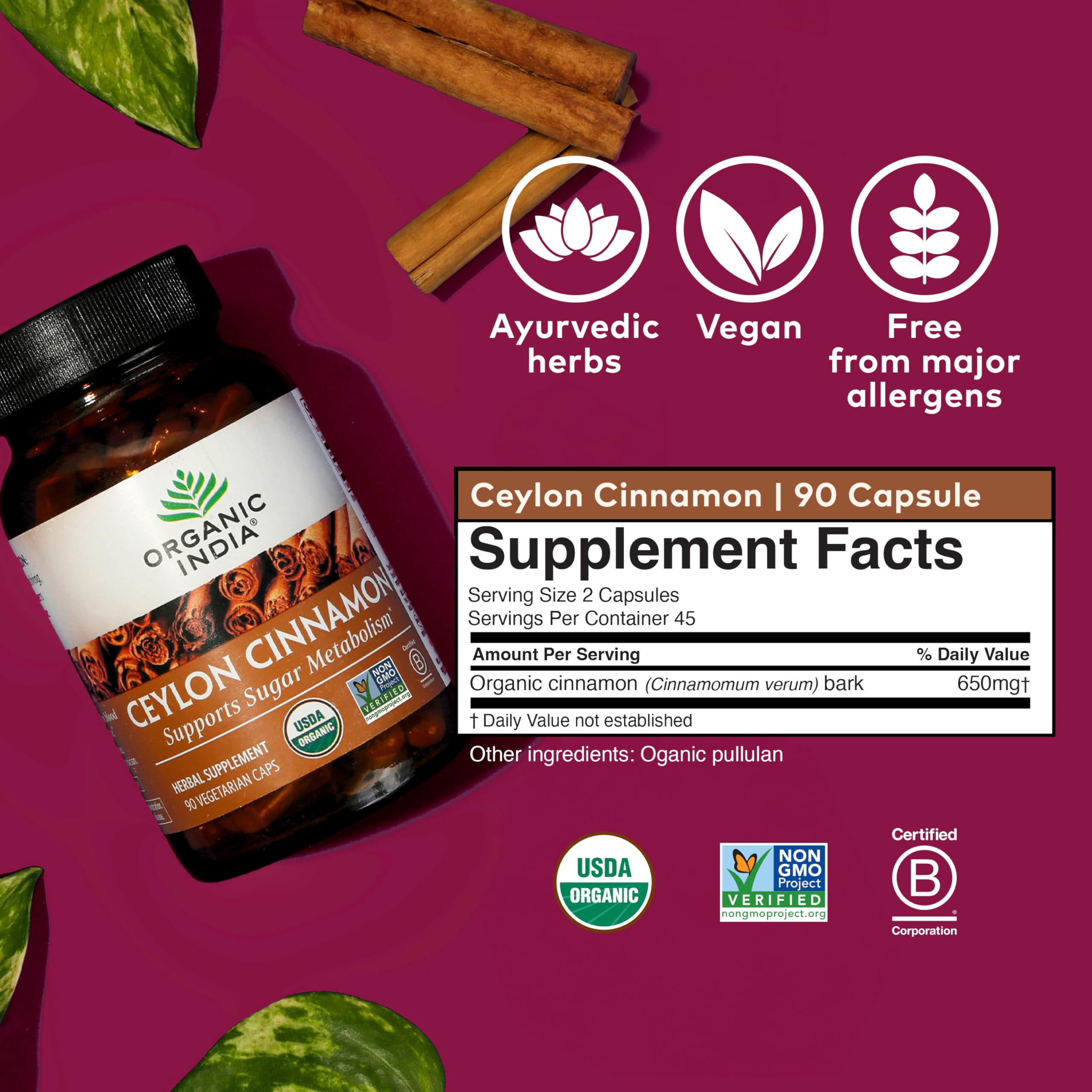 ORGANIC INDIA persona sosteniendo cápsula mostrando facilidad de uso