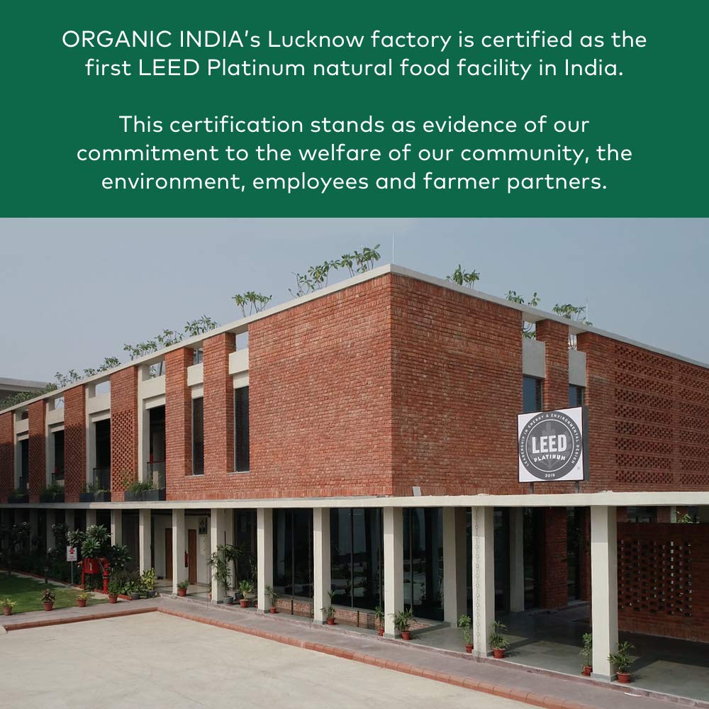 ORGANIC INDIA botella junto a una regla para comparar tamaño y cantidad