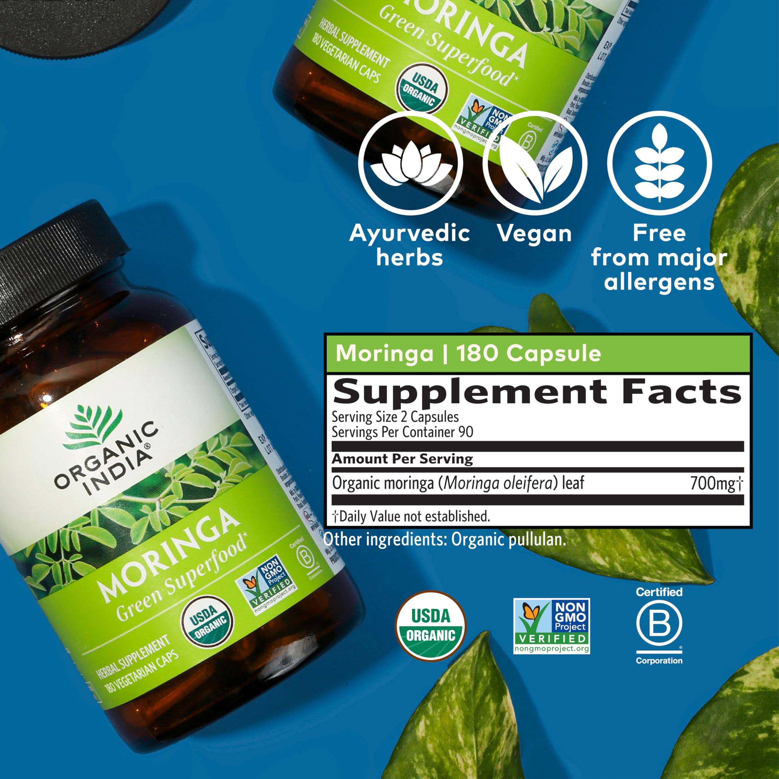 ORGANIC INDIA frasco junto a objetos para comparar tamaño y cantidad