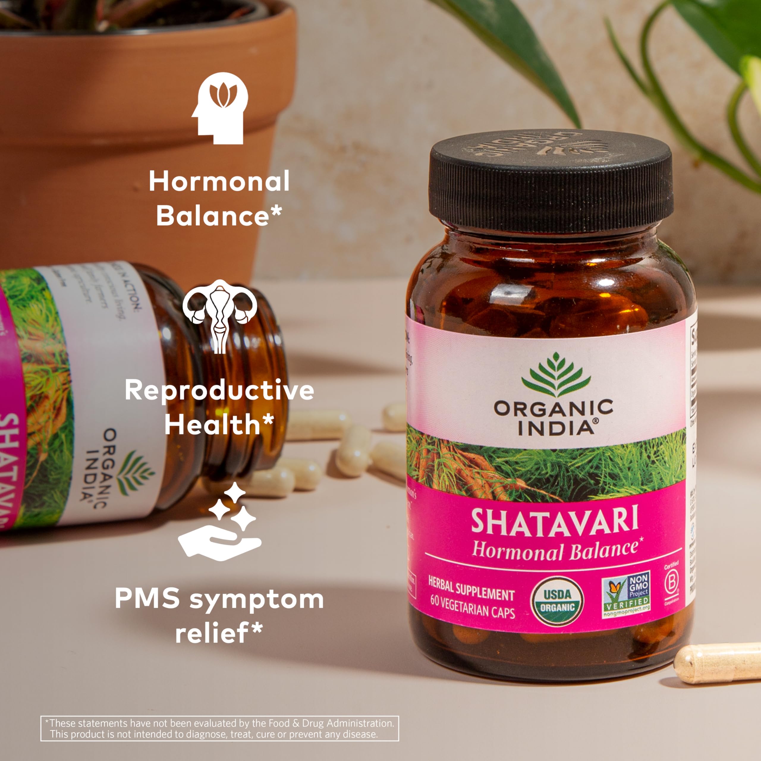 ORGANIC INDIA cápsula abierta detalle del contenido vegetal y pureza