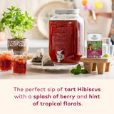 ORGANIC INDIA primer plano de hojas de tulsi y flores de hibisco, evidencia de ingredientes naturales