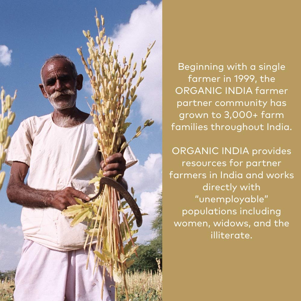 ORGANIC INDIA cápsula en mano ilustrando dosificación práctica y portátil